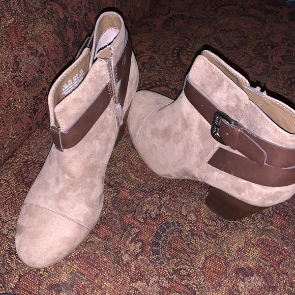 Carlos Santana women’s leather block heel boots - Picture 4 of 6